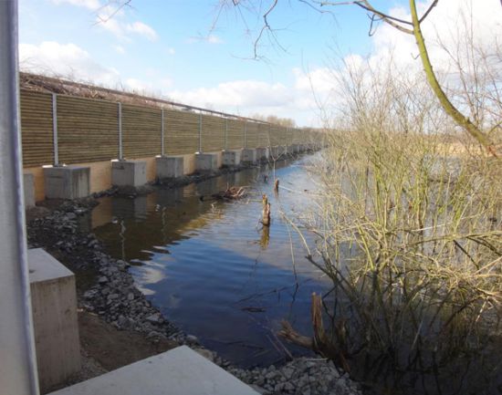 Sichtschutzwand aus Richtung Wasserflächen Sichtschutzwand aus Richtung Wasserflächen