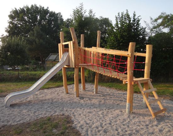 Kletterturm mit Wackelbrücke Kletterturm mit Wackelbrücke