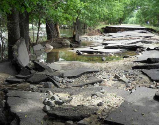 völlig zerstörte Fahrbahndecke der Muldenstraße